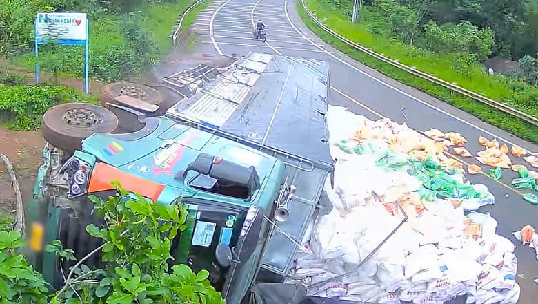 Truck With Heavy Load Flips I Viral Videos Of The Week