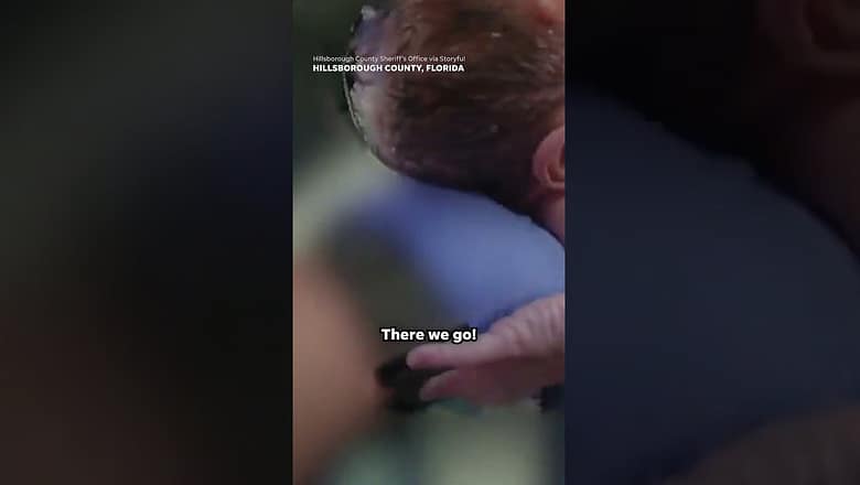 ‘She’s ready to go!’: Sheriff’s deputy helps deliver baby on side of highway #Shorts