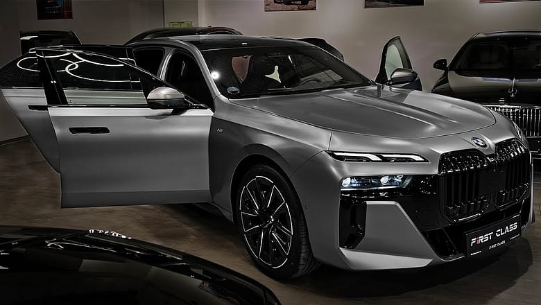 BMW i7 (2023) – The High-Tech Ultra Luxury Large Sedan!