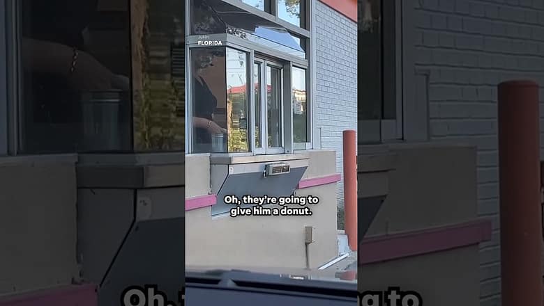 Clever raccoon orders donut from Dunkin’ Donuts drive-thru window #Shorts
