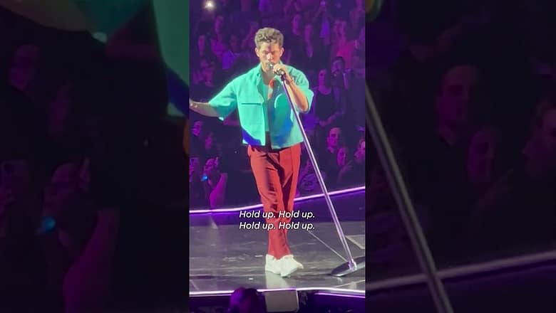 Nick Jonas stops show for fan, ‘let’s get her some help’ #Shorts
