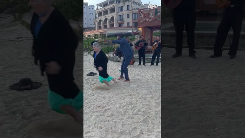 Dancing with the sand ?? #Shorts