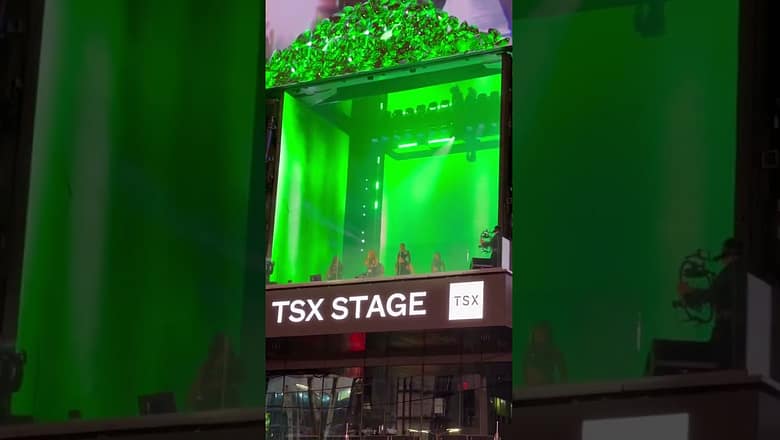 Shakira appears in Times Square with surprise concert #Shorts