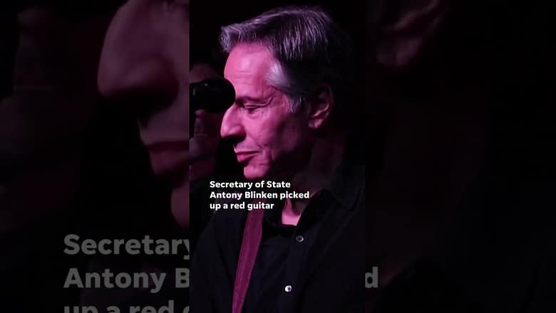 Antony Blinken rocks a red guitar for the ‘free world’ in a Kyiv bar #Shorts