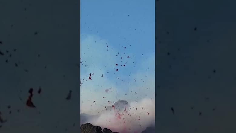 Cameras capture spectacular views of Mount Etna eruption in Italy #Shorts