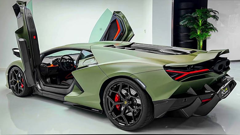 Lamborghini Revuelto (2025) – Wild Dramatic Supercar!