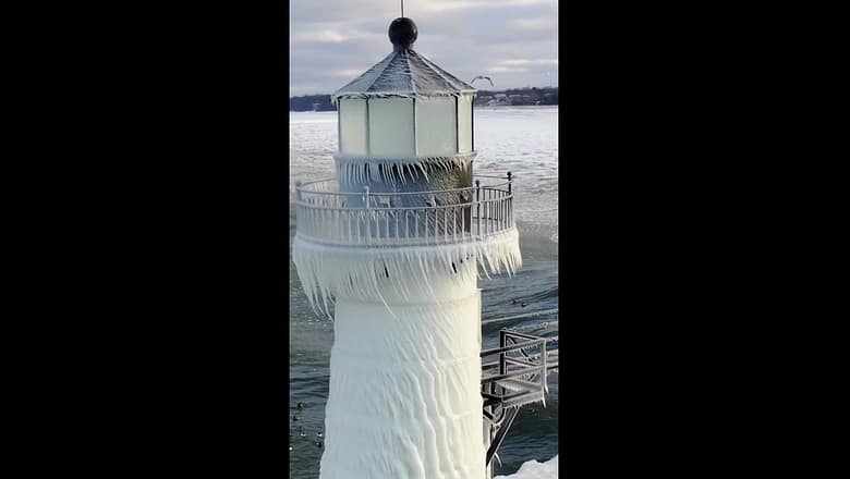 Video shows icicles form on Lake Michigan lighthouse #Shorts