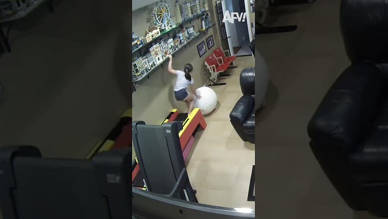 So who’s at fault here? π
#afv #caughtoncamera #funny #shorts