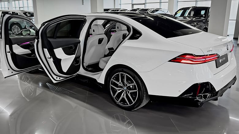 BMW 5 Series (2025) – Midsize High-Tech Luxury Sport Sedan!