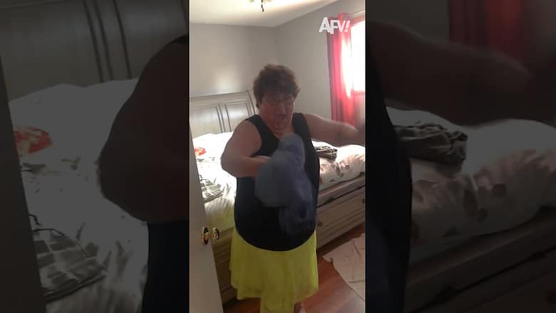 Aww, you scared her!! π
#afv #prank #scare #funnyvideos #shorts